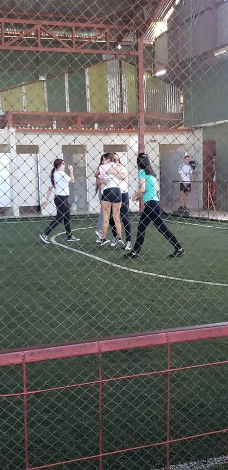 Estudiantes celebrando gol en día del deporte