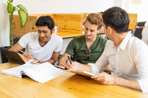 estudiantes leyendo y aprendiendo