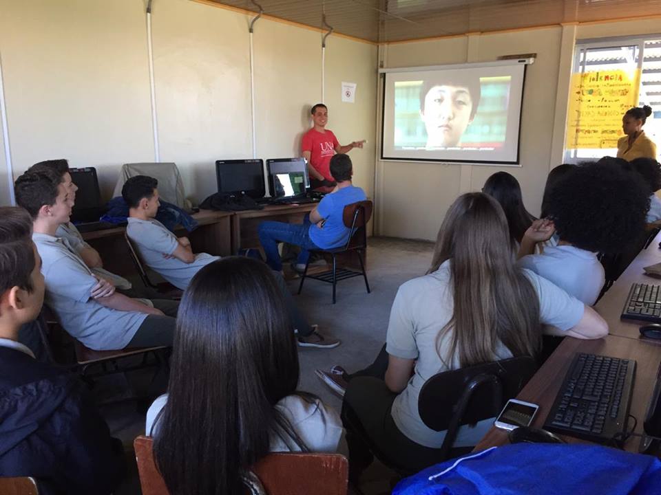 Estudiantes aprendiendo en clase, con visita de la UNA