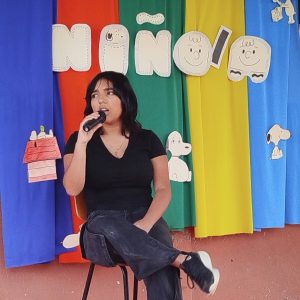 Estudiante cantando