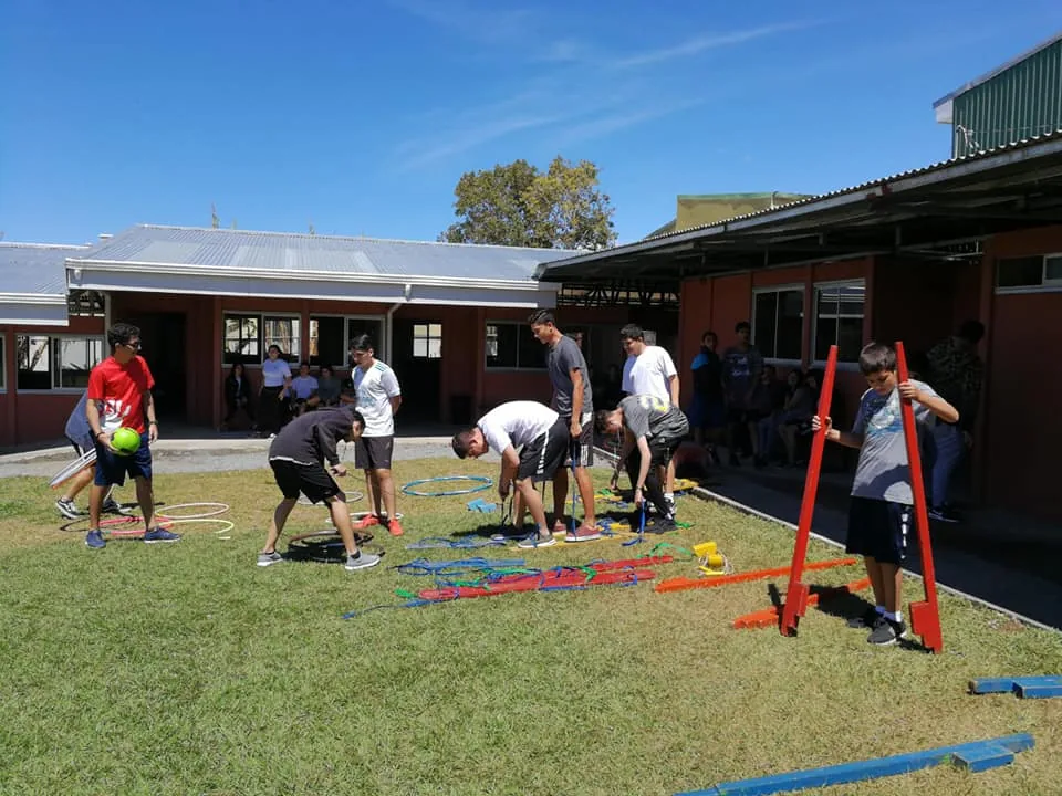 Estudiantes en clase de Educación Física