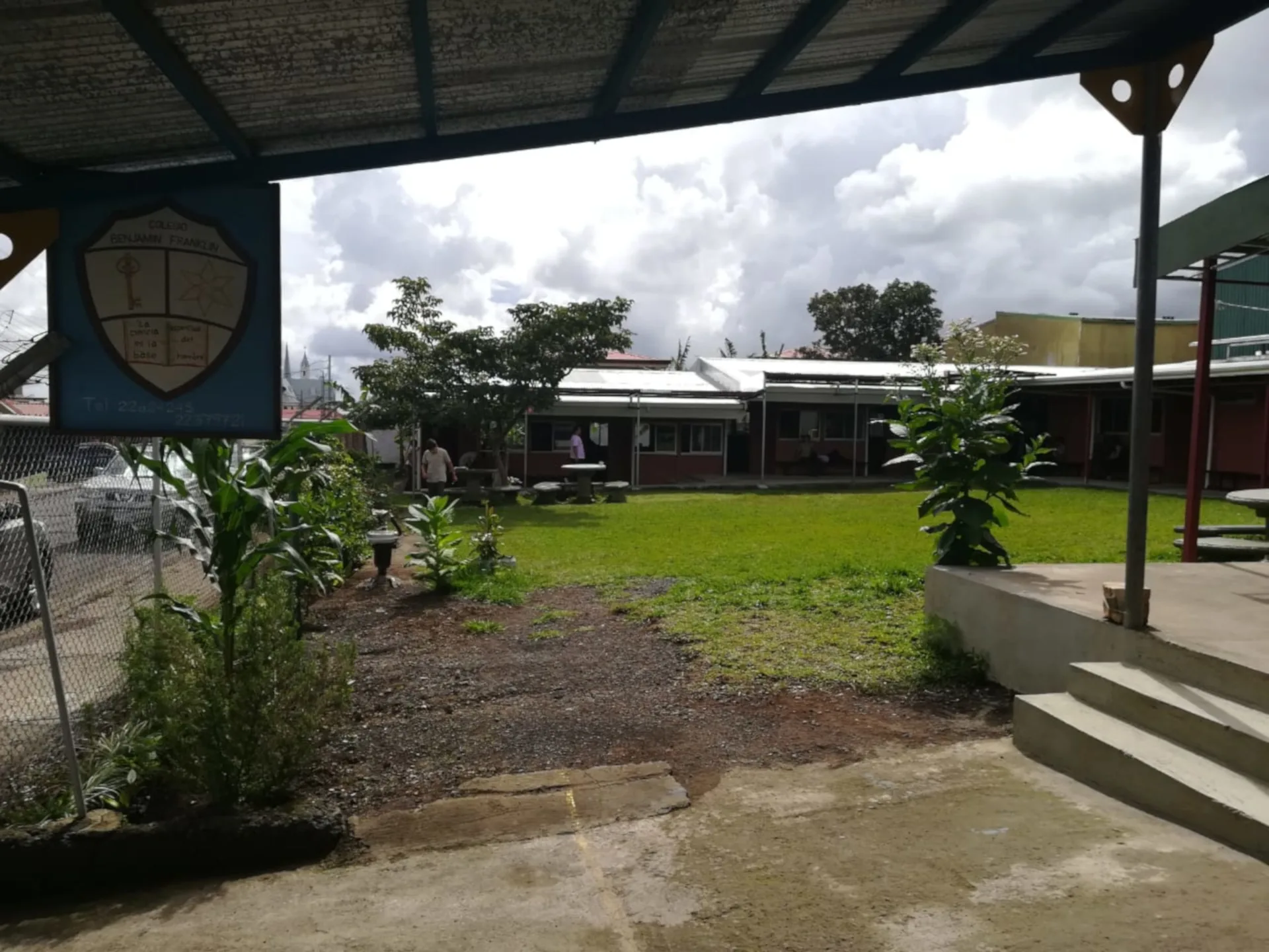 Zonas verdes y corredores del colegio